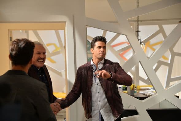 "Voltea Pa' Que Te Enamores" comenzó las grabaciones con el tradicional claquetazo. Esta nueva telenovela contará con las actuaciones de Pedro Moreno, María Elena Dávila, Cristina Bernal, Frances Ondiviela, Cecilia Gabriel, Harry Geithner, Fernando Carrera, Roberto Matheus, Victor Cámara, Lupita Ferrer, Eduardo Serrano, William Valdez, Nastasha Dominguez, Maite Embil, Adrian Di Monti, Mariet Rodriguez, Mijail Mulkay, Ariel López Padilla, Mauricio Mejías, y Alfredo Huereca.