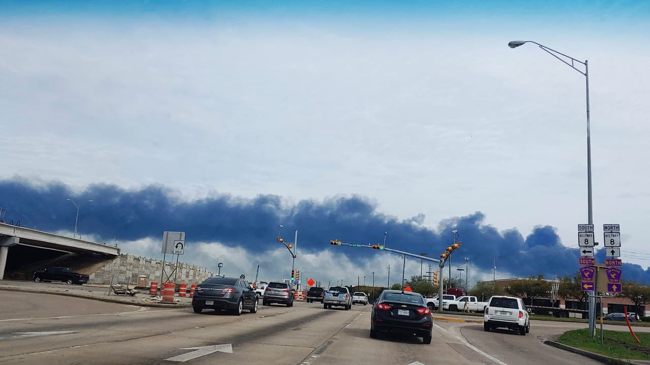Así registó una residente de Houston la estela de humo que deja el potente incendio.