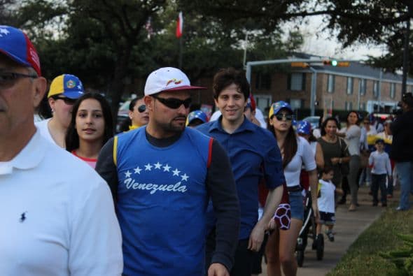 A cantos y gritos pidieron paz y libertad en la calle Westheimer, una de las más transitadas de Houston. 
