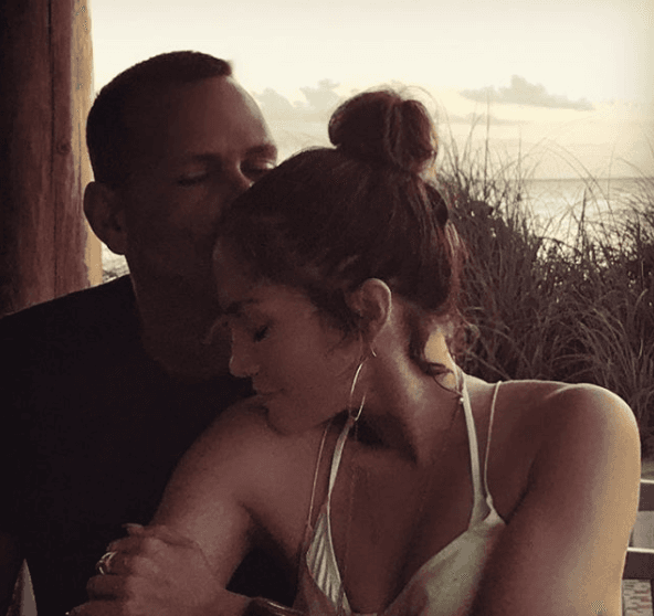 <a href="https://www.univision.com/entretenimiento/jennifer-lopez-estrena-el-anillo-la-indirecta-mas-directa-para-a-rod-aunque-ella-lo-niegue">Un tema que muchos especularon era una indirecta para A-Rod</a> pues en el coro dice "¿Y el anillo pa' cuándo?", mientras que otros decían que la canción era la confirmación de que ya estaban comprometidos.
<br>