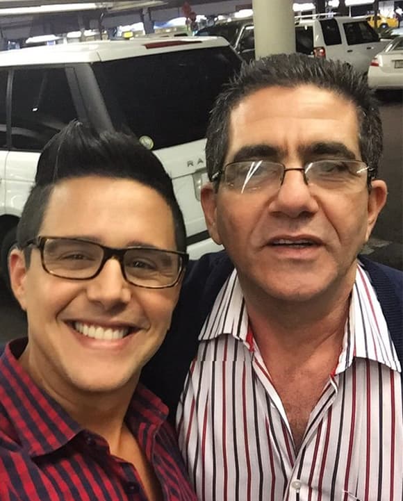 Alejandro disfruta cada momento que pasa con su padre.