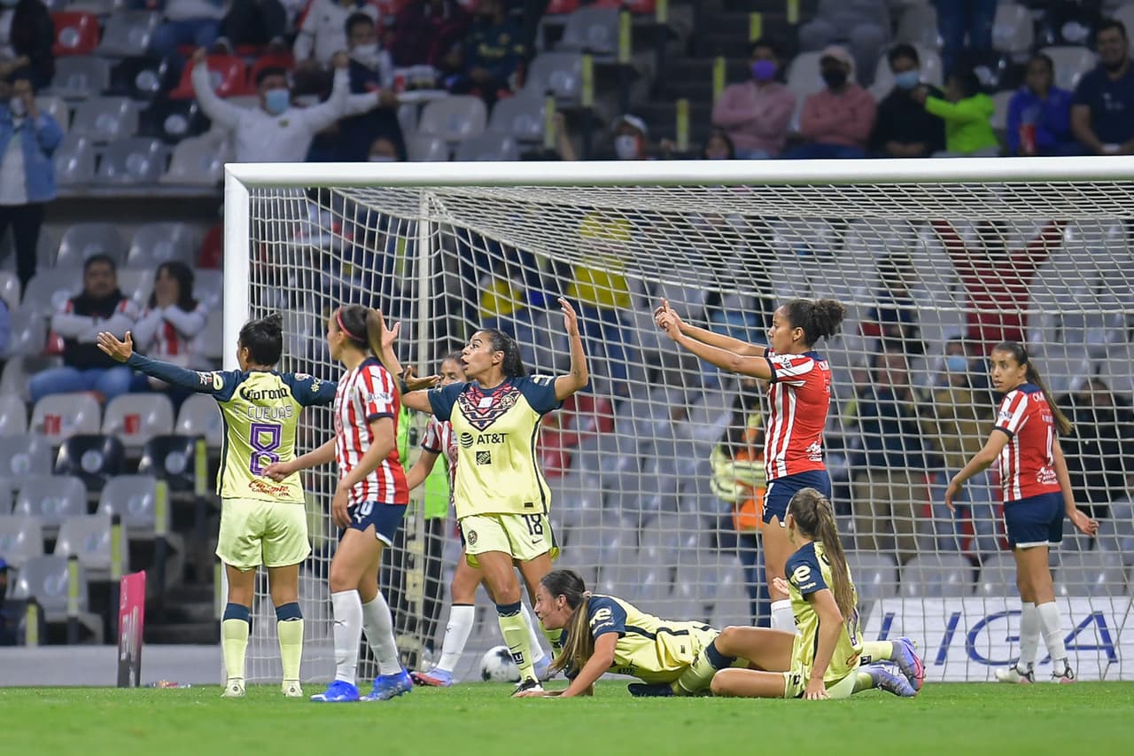 Una pelota en el brazo de una jugadora de Chivas le abrió la puerta al equipo azulcrema para irse al frente.
