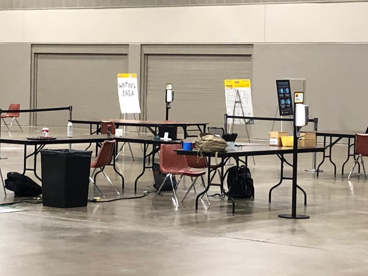 El nuevo centro de operaciones cuenta con 12 mesas que están listas con mascarillas, gel desinfectante e inyecciones para recibir a miles de trabajadores de emergencia.