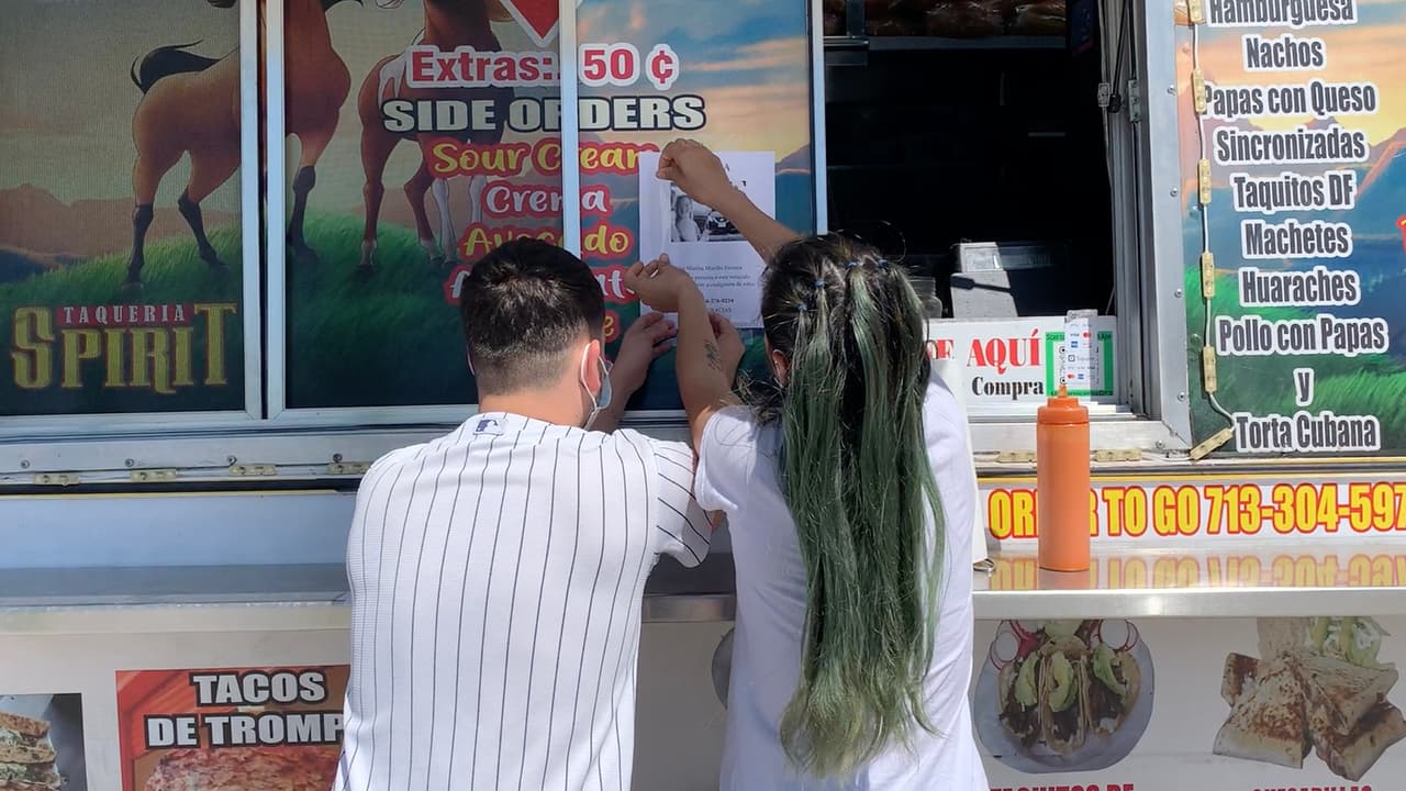 Su familia repartió volantes con la información de su madre en todos los alrededores.