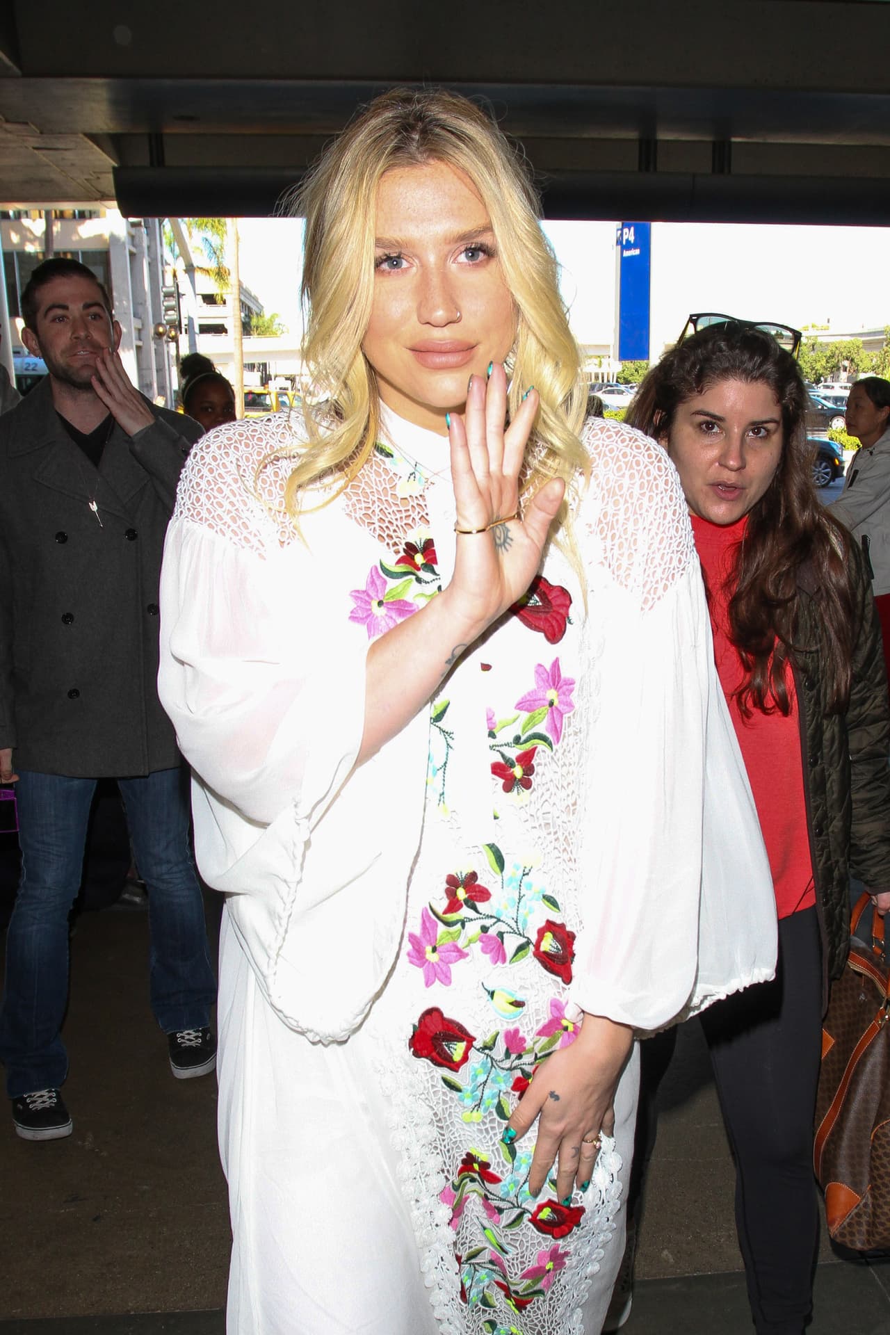 La cosa se complica, pues al desestimar su denuncia, le fue negada la opción de poder terminar su contrato con la discográfica y el acusado.