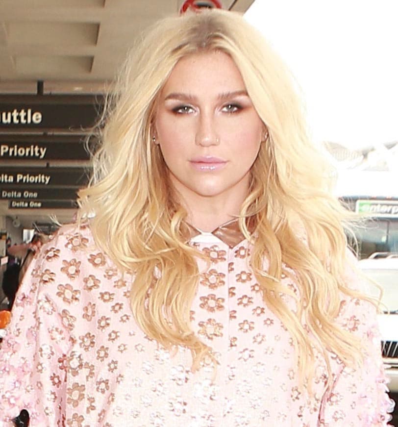 Kesha no se rinde, luego de que la corte desestimara su demanda contra abuso sexual, en la que acusa a Dr. Luke de violación, decidió ventilar a su disquera, la cual asegura intentó chantajearla.