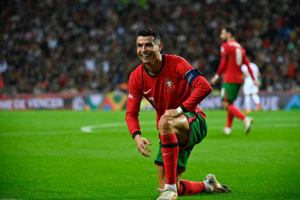Cristiano Ronaldo celebra su épico gol de chilena ¡con el recogepelotas!