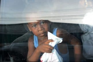 La primera dama de Honduras recibe a niños inmigrantes deportados de México