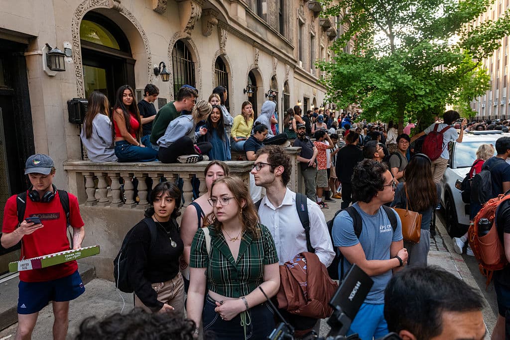 La presidenta interina de Columbia, Claire Shipman, declaró que los manifestantes recibieron múltiples advertencias para identificarse y abandonar el edificio, las cuales fueron ignoradas.