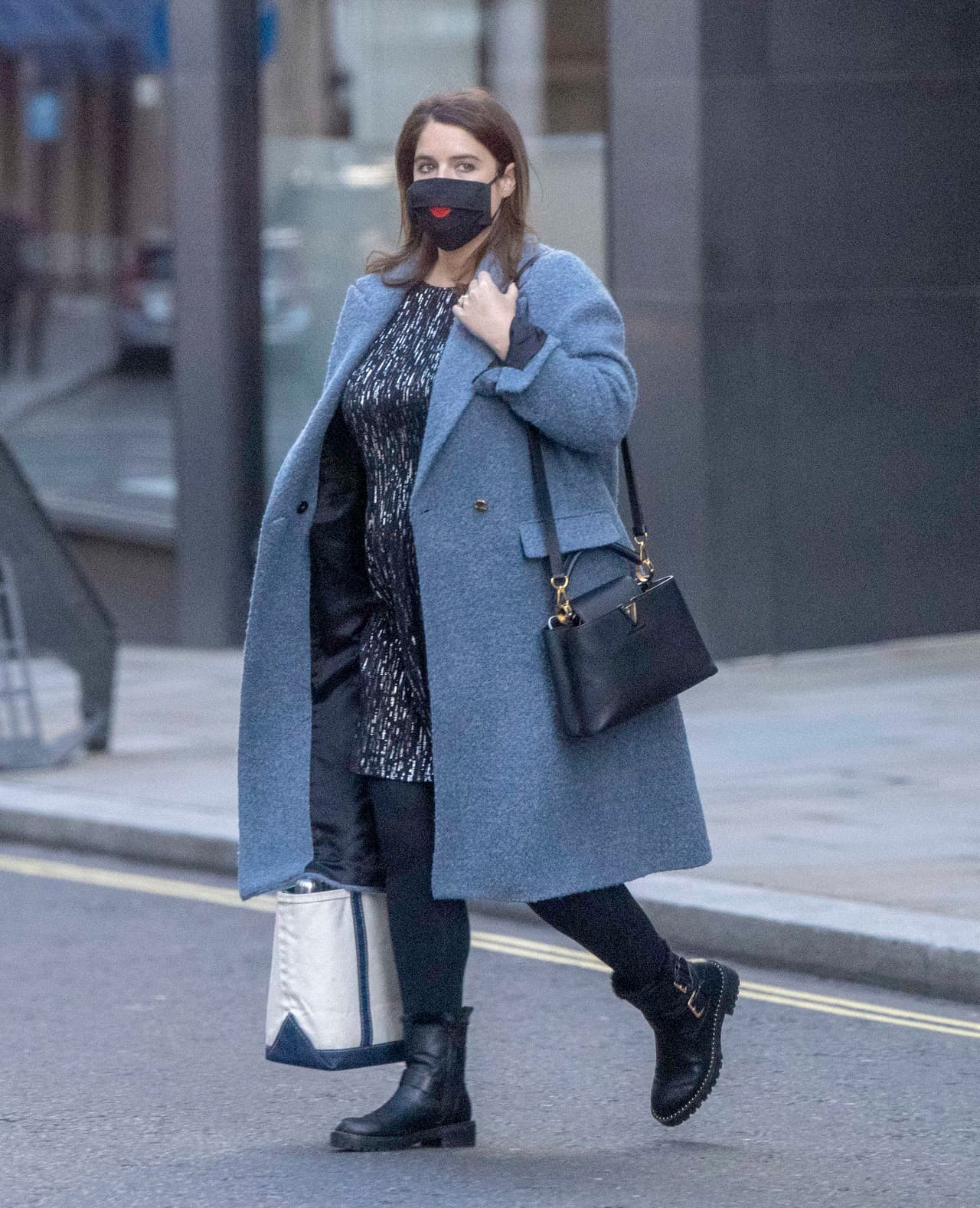 Con el abrigo azul celeste y el vestido, la hija de Sarah Ferguson sigue la tendencia favorita de las futuras mamás: utilizar prendas que crezcan con ellas, y que ofrezcan comodidad y confort.