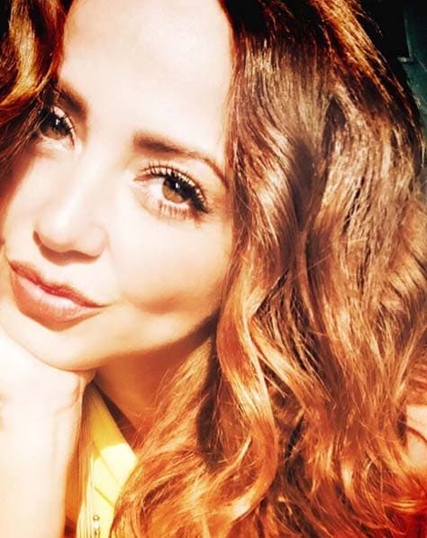 Las pestañas largas y fuertes de Andrea Legarreta hacen resaltar de forma increíble sus ojos. Tú también puedes tener unas pestañas soñadas si aplicas en ellas un par de gotas de aceite de castor natural con un algodón cada noche.