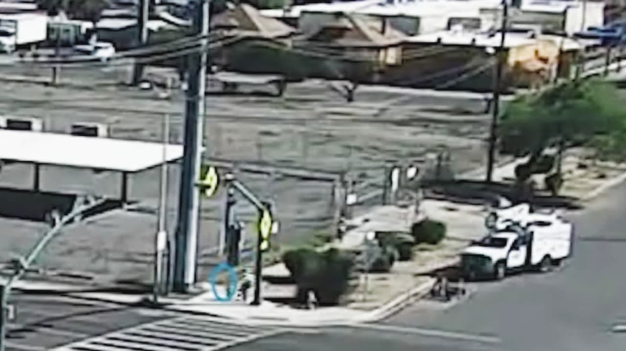Justo a tiempo: Empleados de APS rescatan a niño que corría hacia una transitada vialidad en Phoenix
