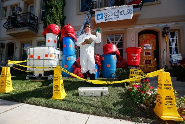 Pero muchos otros lo han felicitado y pasan a visitar la casa, tomarse fotos y reírse un poco.