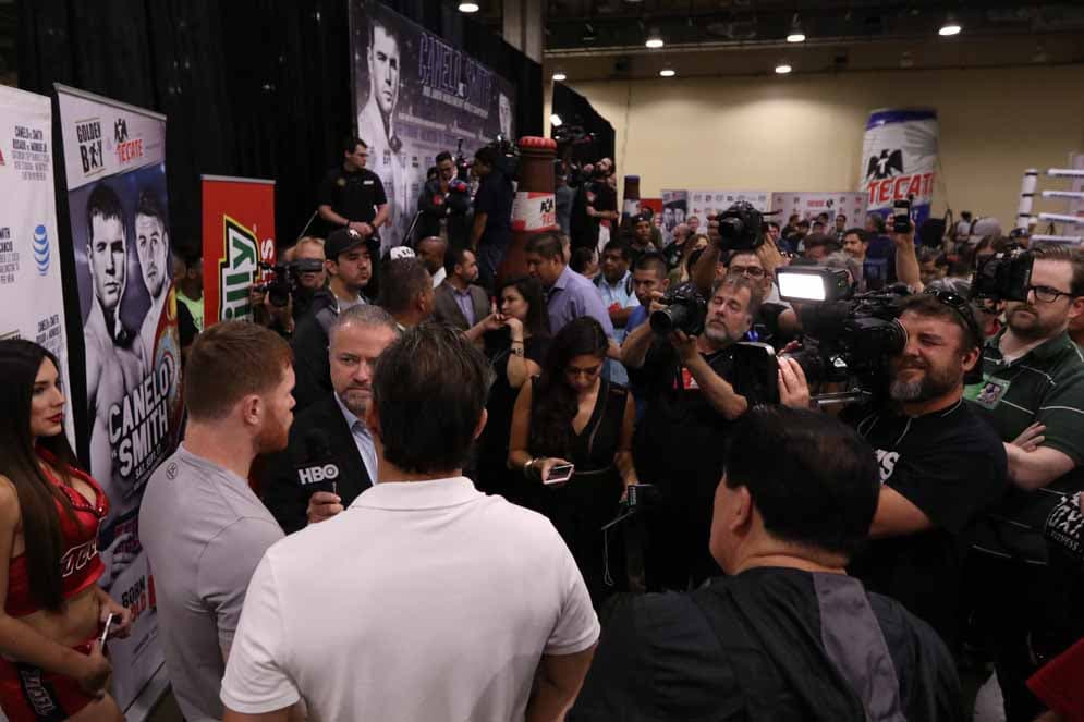 Muchos medios mexicanos llegaron hasta el norte de Texas para cubrir la pelea.
