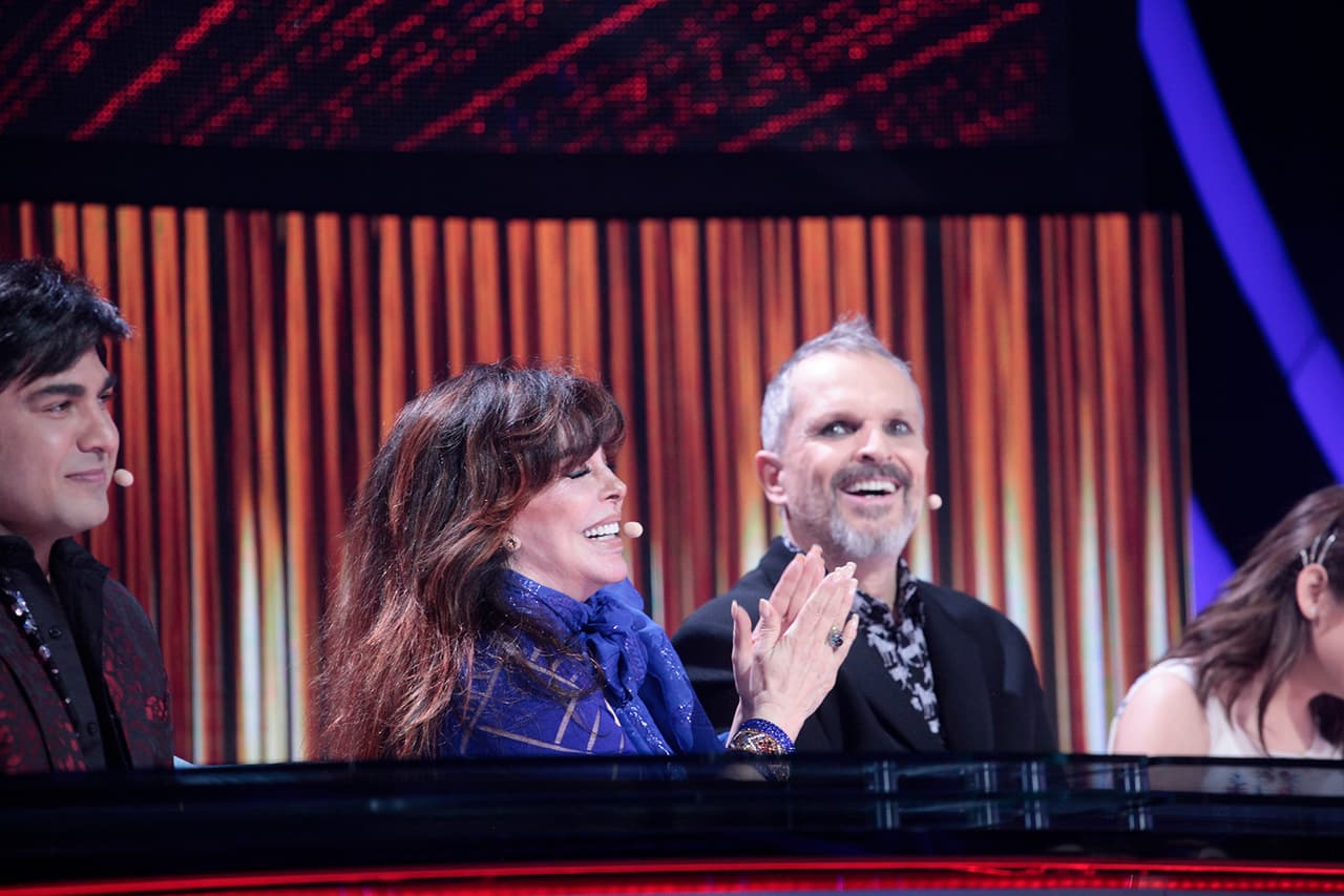 'La Vero’ original estaba extasiada y no dudó en bajar al escenario para felicitar a 'Beba' por su excelente imitación; juntas jugaron con su melena y el aire de un ventilador.