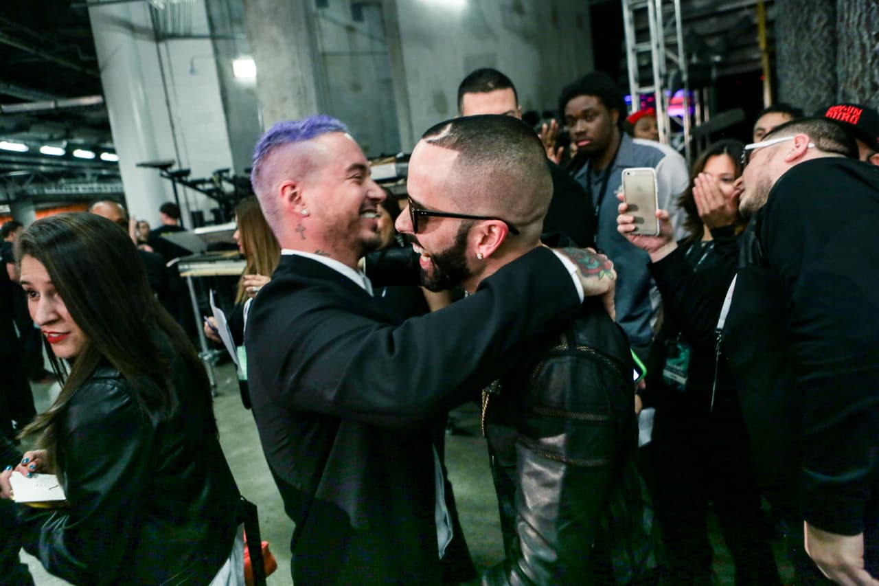 Una cosa fue lo que viste en televisión y otra lo que te perdiste. Pero, relax! Nuestro lente te trae el detrás de cámaras de la esta entrega de Premio Lo Nuestro.