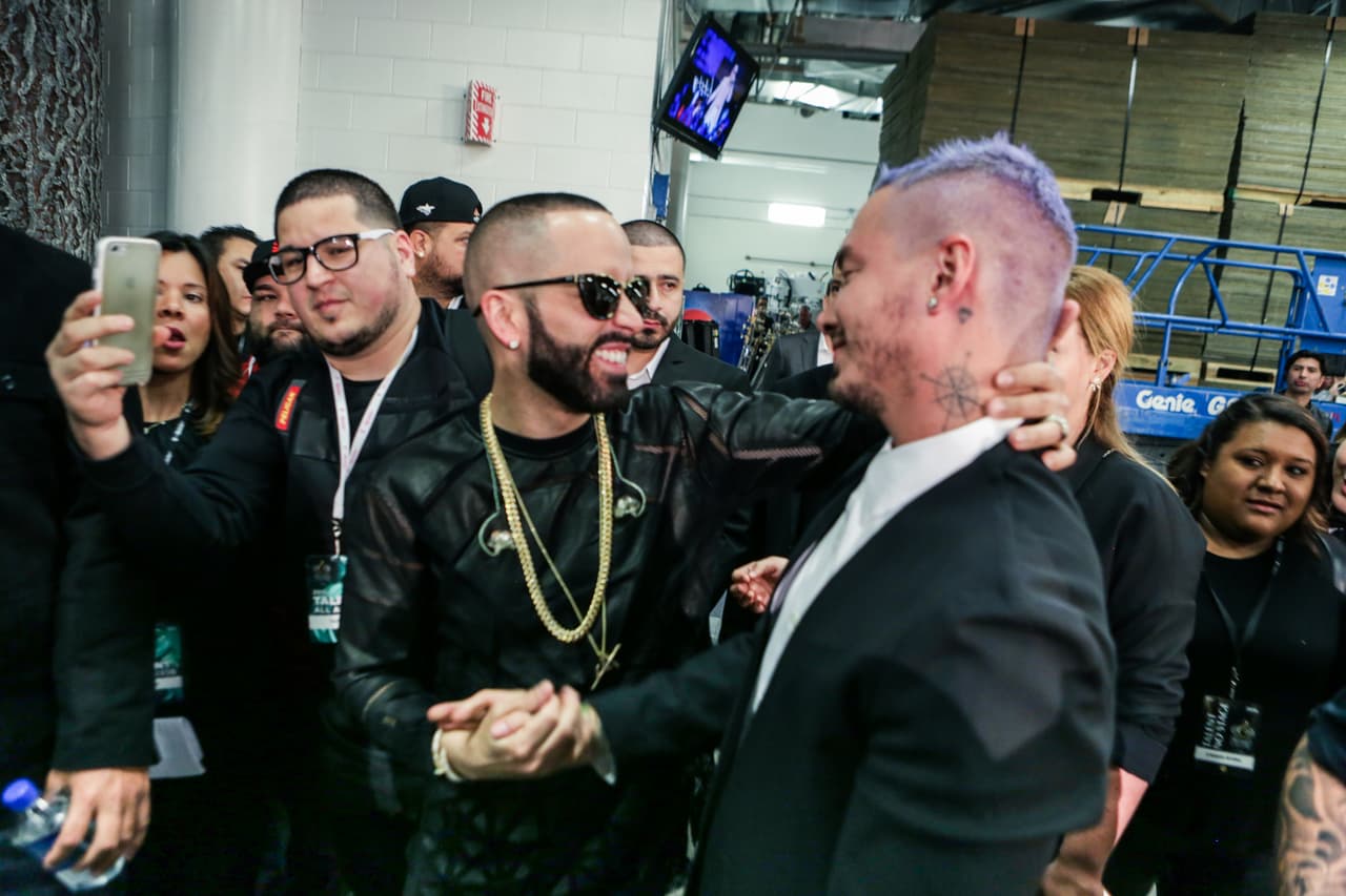 Una cosa fue lo que viste en televisión y otra lo que te perdiste. Pero, relax! Nuestro lente te trae el detrás de cámaras de la esta entrega de Premio Lo Nuestro.