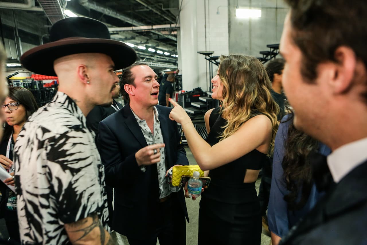 Una cosa fue lo que viste en televisión y otra lo que te perdiste. Pero, relax! Nuestro lente te trae el detrás de cámaras de la esta entrega de Premio Lo Nuestro.