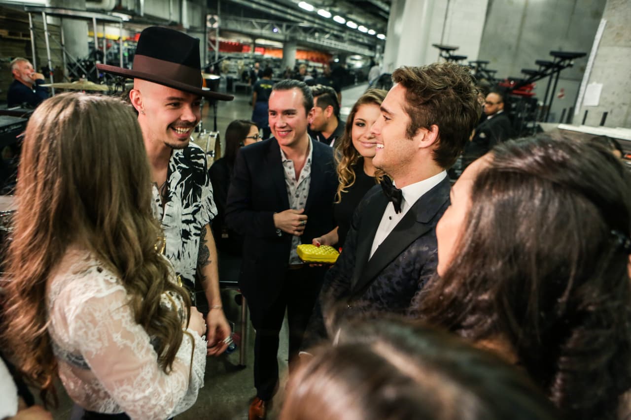 Una cosa fue lo que viste en televisión y otra lo que te perdiste. Pero, relax! Nuestro lente te trae el detrás de cámaras de la esta entrega de Premio Lo Nuestro.