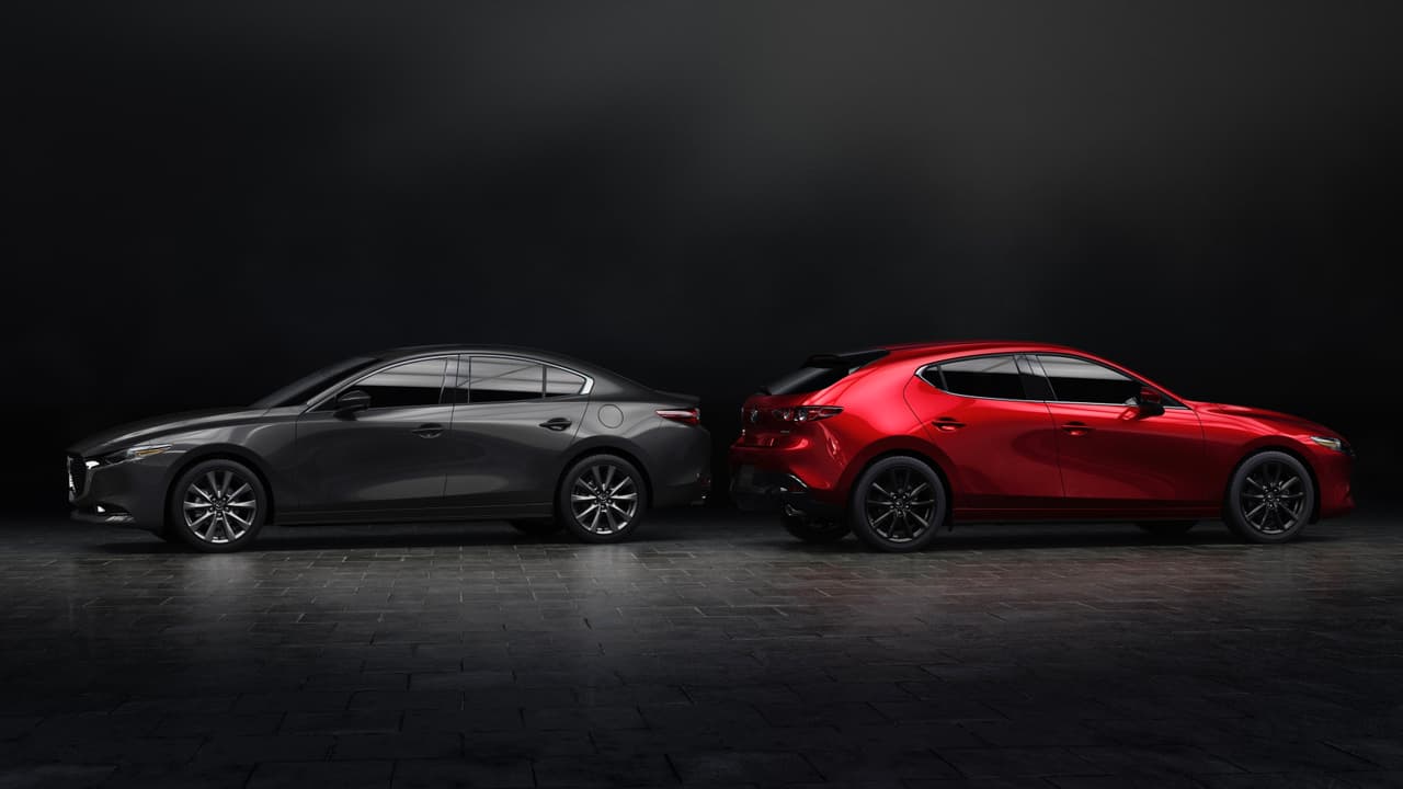 Como siempre, el Mazda3 llega en dos versiones, hatchback y sedán, pero esta vez lo hacen con un menú de motorizaciones
<b> inusualmente generoso</b>, compuesto por cuatro motores de gasolina, uno de ellos con la nueva tecnología Skyactive X, un motor diesel, tracción integral opcional y opción de transmisión manual (aunque sospechamos que no para todos los motores. Como cualquier padre orgulloso Mazda no escatima en palabras y extensas explicaciones para hablar en detalle de 
<b>su nueva línea de compactos</b>, pero con mostrar un par de fotografías de su nueva creación sería más que suficiente.