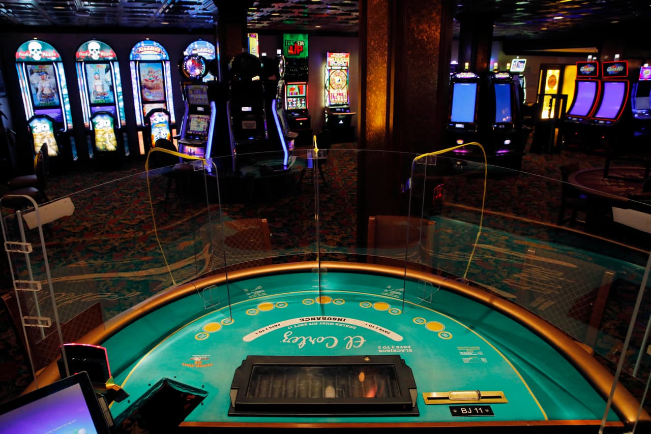 Barreras de acrílico instaladas en las mesas de juego del hotel y casino El Cortez, en Las Vegas, Nevada. El establecimiento planea reabrir separando a los apostadores. 13 de mayo.
