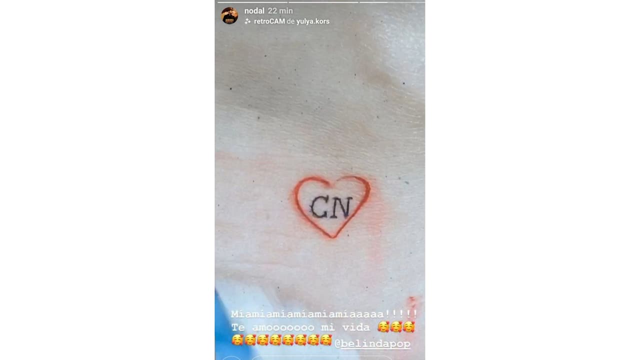 Nodal presumió cuando le colocaron sus iniciales a Belinda en el tobillo.