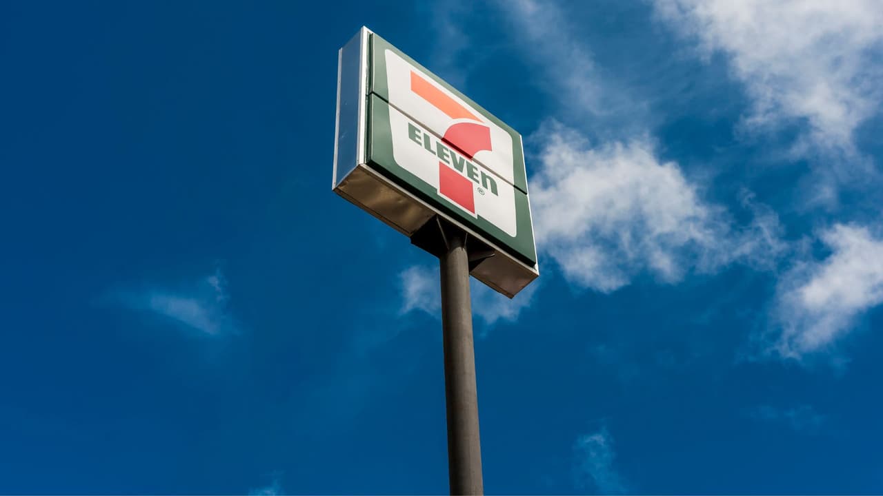 <h3 class="cms-H3-H3">Qué pasa con los empleos</h3> La empresa
<b>no ha dado cifras oficiales sobre despidos.</b>
<br>Y con la información disponible,
<b>no es posible afirmar cuántos empleos se perderán.</b>
<br>¿Por qué?
<br>👉🏻 Algunas tiendas podrían seguir operando en otro formato
<br>👉🏻 Otras son franquicias, no todas dependen directamente de la empresa
<br>👉🏻 Parte del personal podría ser reubicado
<br>Aun así, hay un punto claro:
<b>sí existe un riesgo laboral, pero todavía no hay datos concretos para medirlo con precisión.</b>