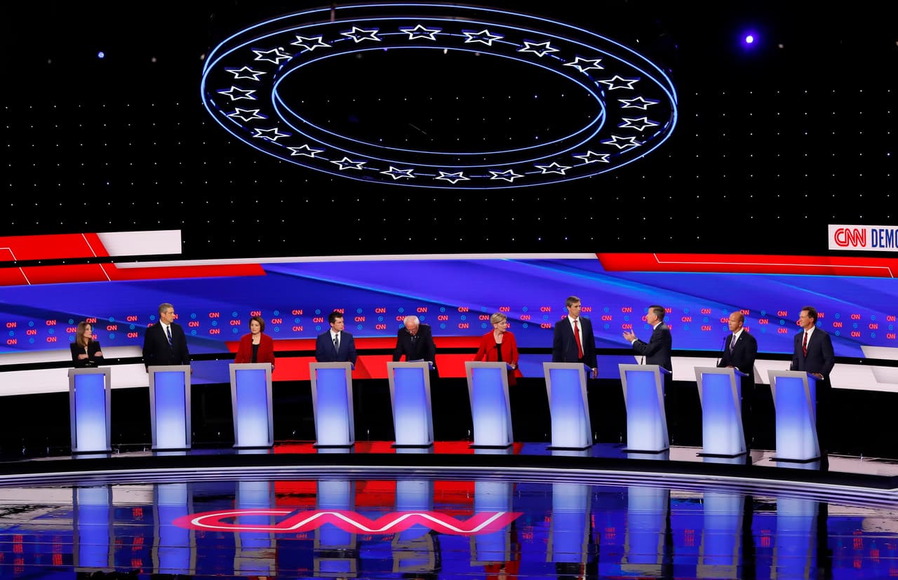 El debate realizado en Detroit, Michigan, por CNN, se extendió durante dos horas y media, durante las cuales los precandidatos demócratas abordaron asuntos como el sistema de salud, la regulación de las armas, la deuda estudiantil, impuestos a la riqueza, la crisis climática y en menor medida, la política exterior.