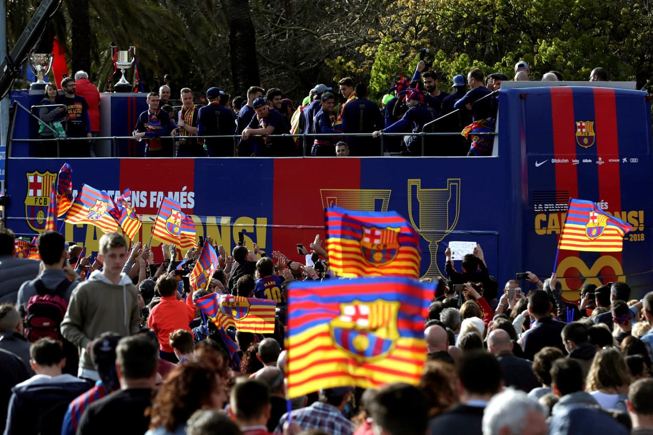Barcelona celebró el octavo doblete de su historia con un recorrido urbano, festejo que congregó durante dos horas a decenas de miles de aficionados culés, entregados a un equipo que ganó Liga y Copa.