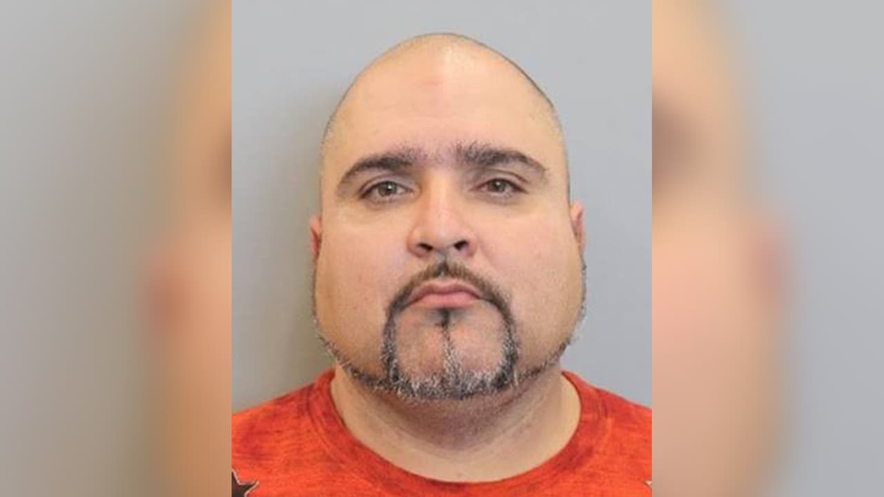 Rodolfo Hinojosa, de 44 años, es 
<b><a href="https://www.univision.com/temas/sospechosos">sospechoso</a></b> de disparar y 
<b><a href="https://www.univision.com/temas/asesinatos">asesinar</a></b> a un hombre, de 38 años, que fue hallado dentro de una camioneta estrellada contra un árbol.