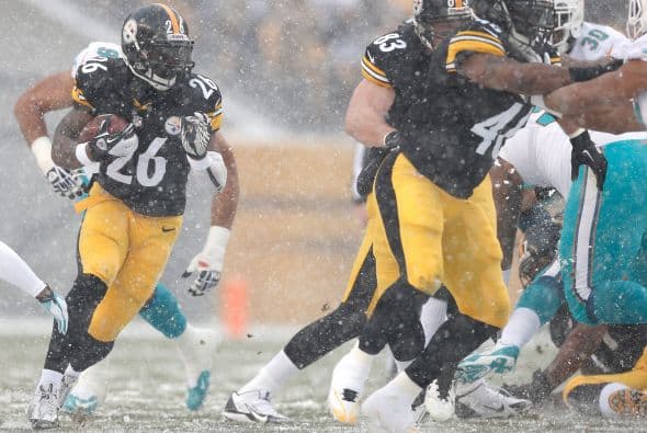 Los fanáticos de los Dolphins ya no hablan de la controversia Incognito/Martin, ni si Ireland o Philbin estarán con el equipo en el 2014, sino que pasan horas calculando… ¡porque tenemos chance de ir a los playoffs! Al principio de la temporada, y sobre todo, después de perder -casi deshonrosamente- contra Tampa Bay y Buffalo, los comentarios sobre Miami eran negativos. Qué si las novatadas, qué si Tannenhill, qué si el running game, qué si la línea ofensiva, que si… qué se yo… Pero ahora, las cosas han cambiado y solo se mencionan las posibilidades que tenemos de jugar en enero. ¡Ay, bendito! Bueno, después de este encontronazo con los portadores de las terribles toallas amarillas, donde salimos vencedores … por media pulgada… 34-28, ya todo me parece posible. Arriba Tannenhill (20 de 33, para 200 yds); arriba Wake and Odrich; arriba Thomas (105 yds, un TD en 16 acarreos); arriba Clay con sus dos TD y arriba Philbin, que mantiene el invicto en la revisión de las jugadas (obtuvo el cambio de “incomplete pass” a TD de Hartline). ¡Arriba, Dolphins, seguimos cuesta arriba!