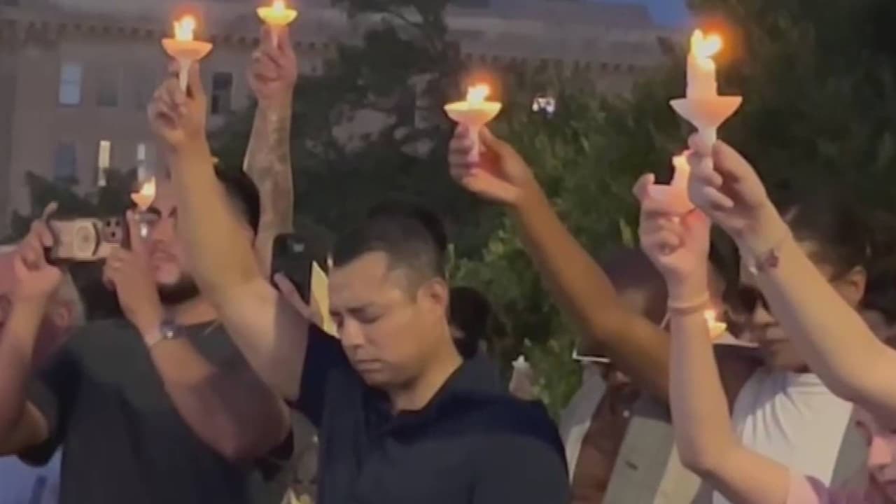 Así fue la vigilia en San Antonio para honrar a las víctimas de las inundaciones