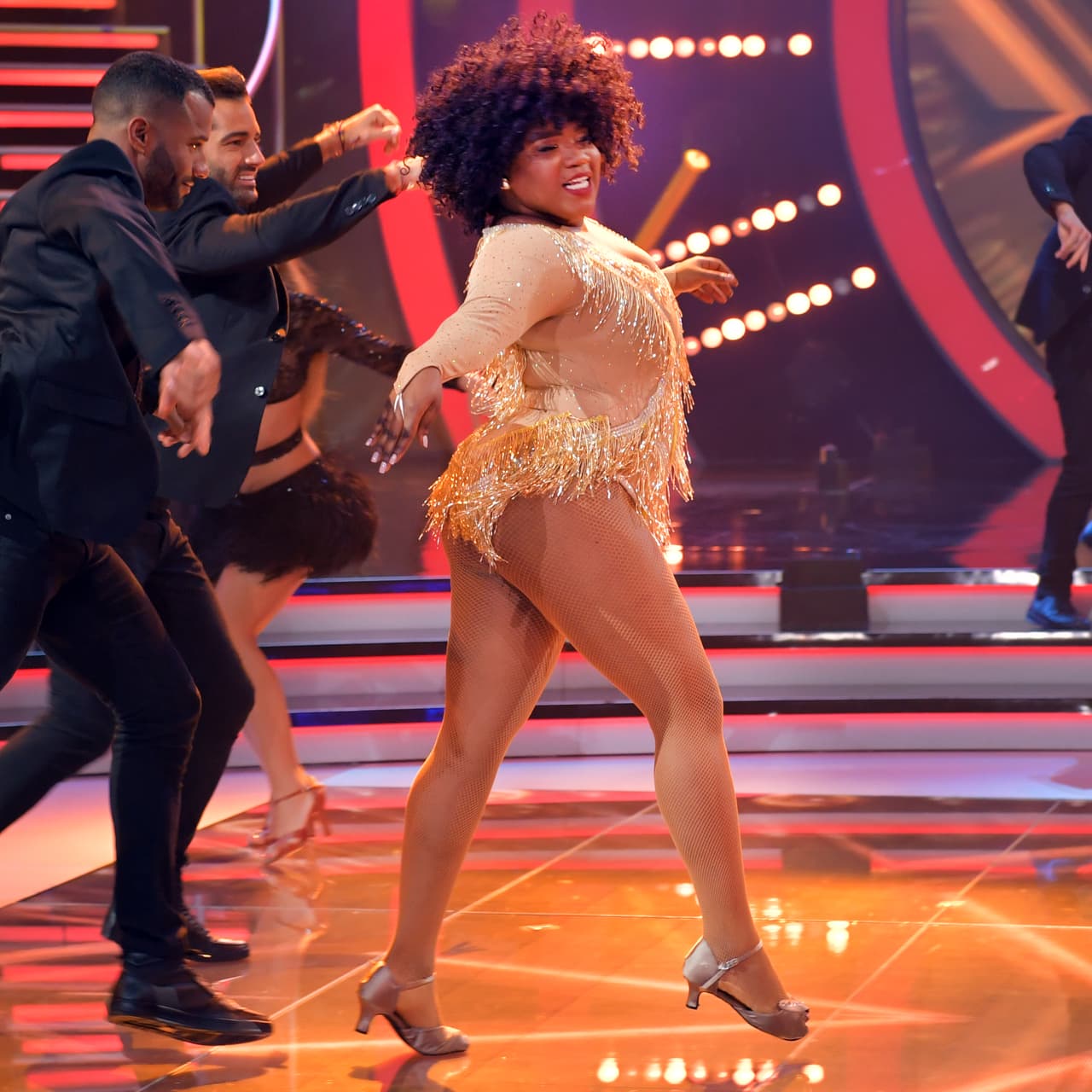 El encargado de diseñar todo el vestuario de las estrellas y sus bailarines es el cubano Miguel Ángel Masjuan.