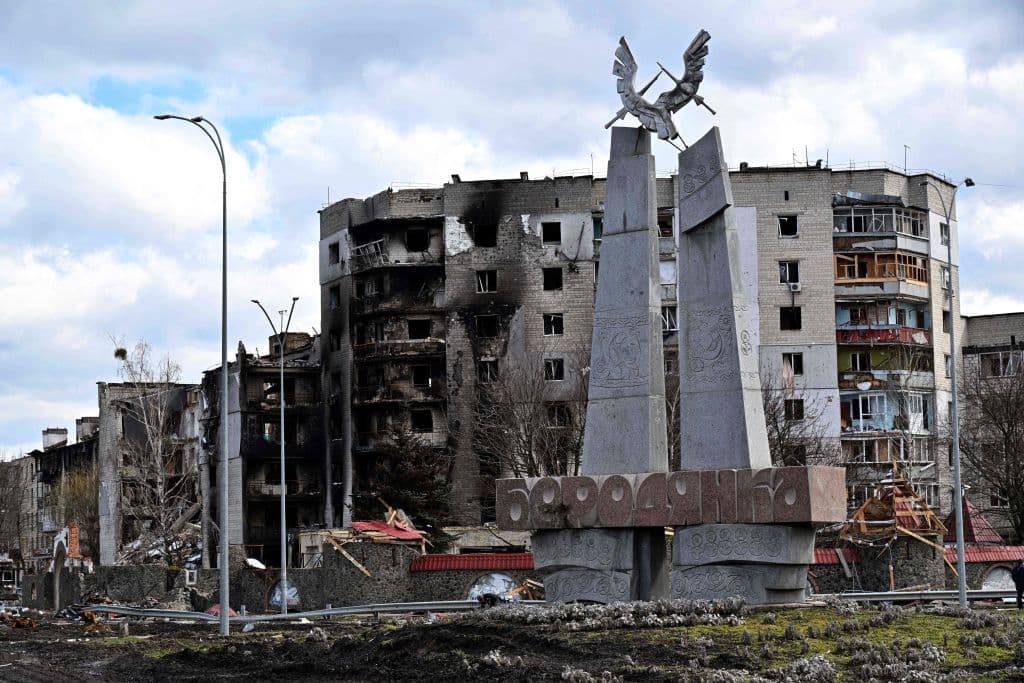 La fiscal general de Ucrania, Iryna Venediktova, anunció en Facebook que los socorristas habían descubierto
<b>26 cuerpos entre los escombros de dos edificios bombardeados</b> en la ciudad, 32 millas (50 km) al noroteste de
<a href="https://www.univision.com/noticias/mundo/invasion-rusa-ucrania-se-acerca-peligrosamente-kiev-fotos-fotos">Kiev</a>, que tenía poco más de 13,000 habitantes antes de la guerra.