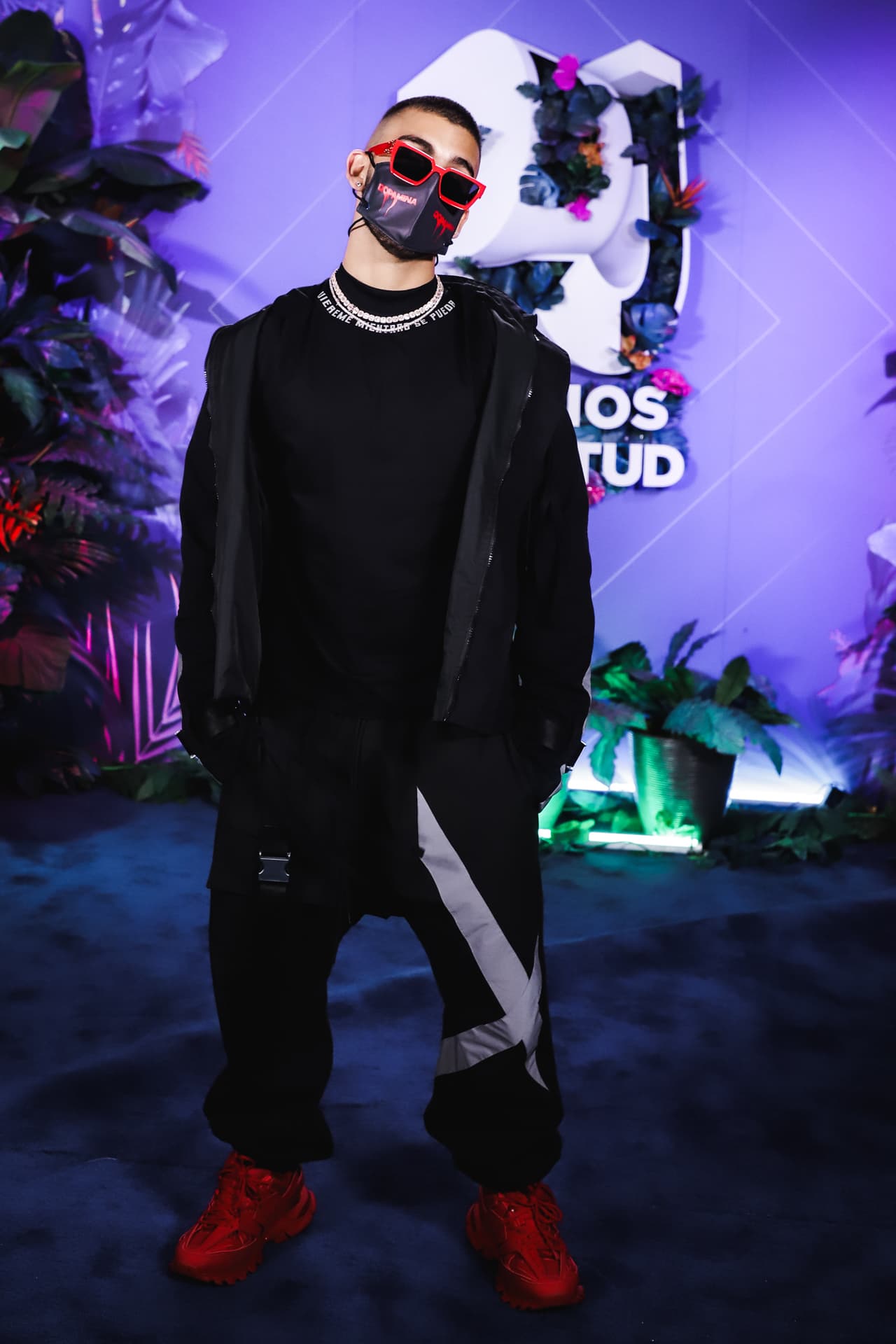 Fiel a su estilo urbano, Manuel Turizo hizo su aparición en Premios Juventud vistiendo ropa deportiva: pantalón y chamarra negros, que combinó con zapatillas rojas. En su camiseta, también negra, podía leerse la frase: 'Quiéreme mientras se pueda'.