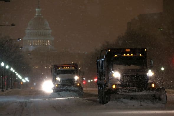 En Virginia, el Departamento de Transporte indicó que 2,500 de sus empleados y más de 12 mil vehículos equipados con palas mecánicas trabajan en la limpieza de las autopistas interestatales y las calles principales.