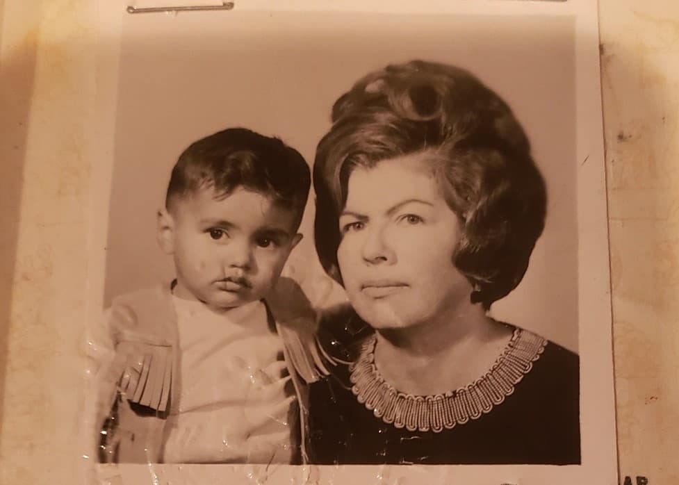 José Ángel Torres y su madre adoptiva, Juana Torres.