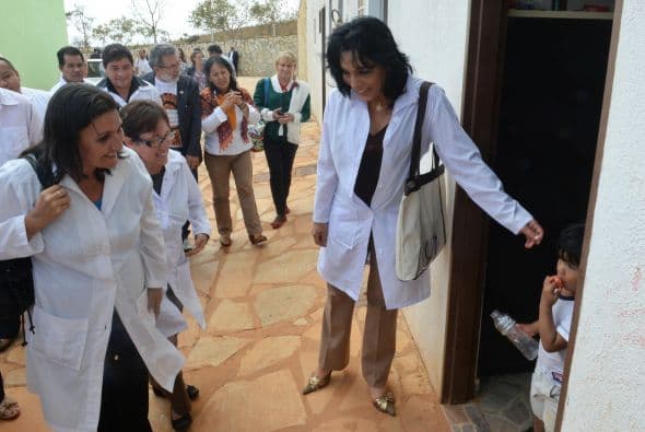 Los otros médicos que llegaron aquí, portugueses, españoles, argentinos, están hospedados en hoteles con sus familiares; sin embargo, cuando los médicos cubanos llegaron, primero fueron enviados a un cuartel, después fueron colocados en un monasterio, y hoy todos están confinados, no pueden salir y no se pueden comunicar con el mundo exterior, denuncia Carlos Rafael Jorge Giménez.