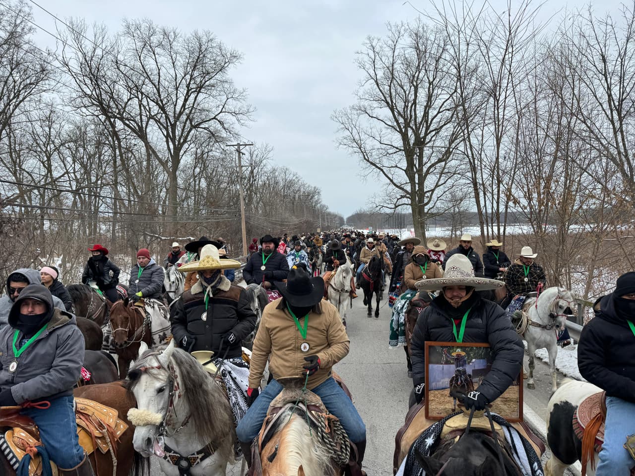 <b>Casi 500 jinetes participan en esta peregrinación,</b> una comunidad que se ha fortalecido con los años y que no olvida sus raíces.
<br>
<br>Con orgullo portan estandartes y banderas tanto de México como de Estados Unidos, su hogar actual.