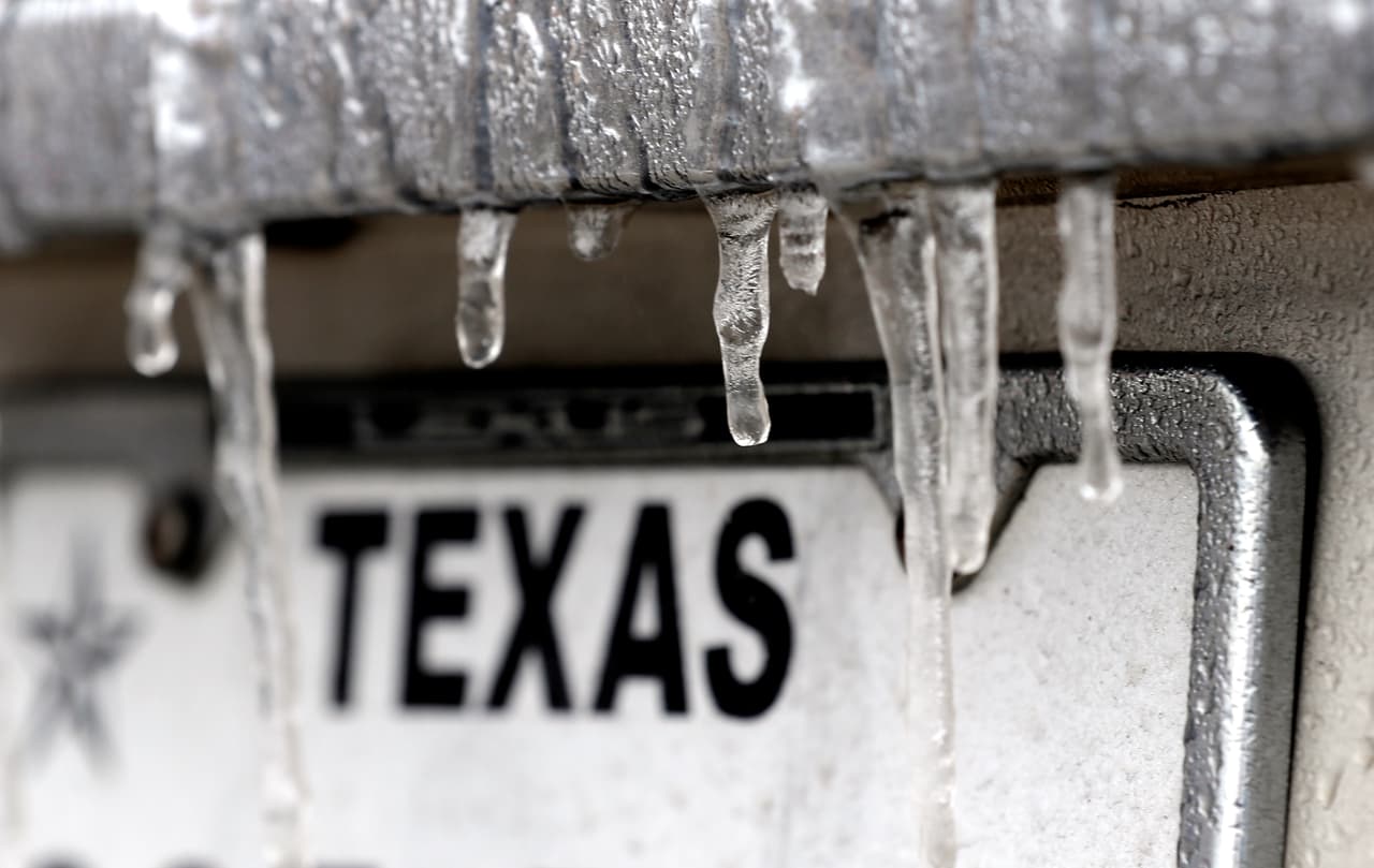Carámbanos cuelgan de la parte delantera de un vehículo mientras la temperatura sigue cayendo por debajo del punto de congelación el martes 16 de enero de 2018, en Houston.