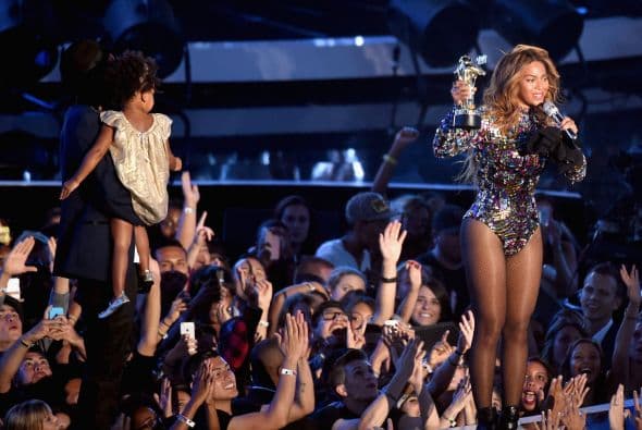 CELEBRACI"N EN FAMILIA. En agosto de 2014 Beyoncé fue la reina de los MTV VMA. Esa noche la cantante recibió el MTV Vanguard Award, galardón más importante de la premiación.