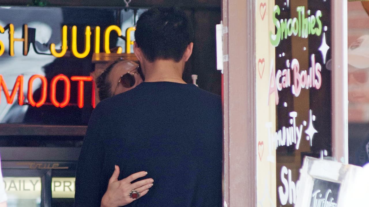 Kate Hudson y Danny Fujikawa en el área de Pacific Palisades en Los Ángeles, California.