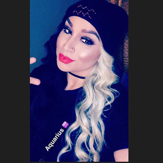 Así como combinarlo con un delineador negro para enfatizar su linda mirada.