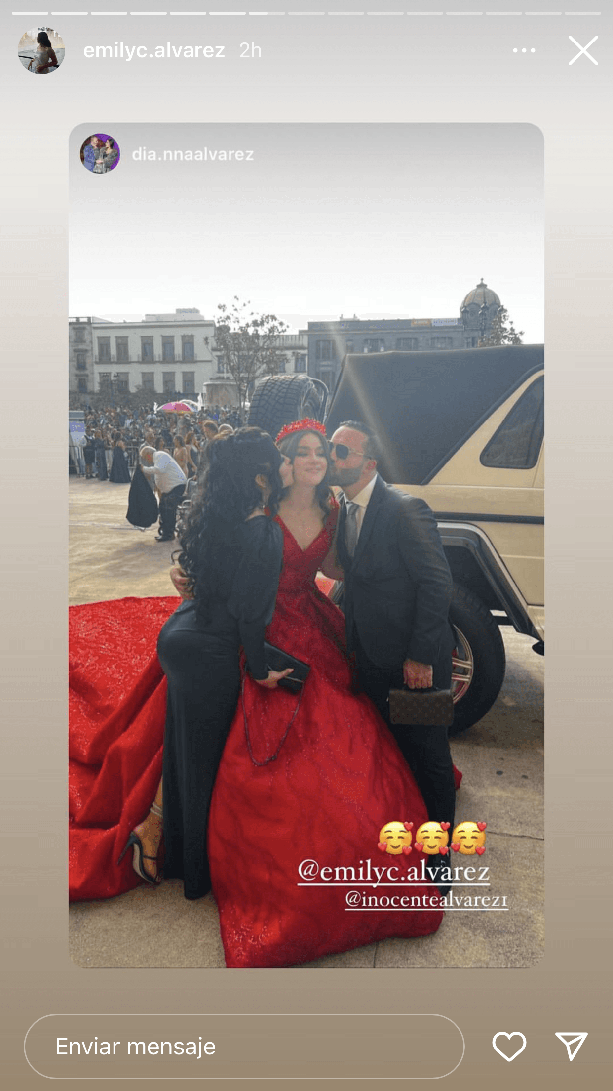 La joven lució este imponente vestido rojo con el que llegó a la Catedral de Guadalajara en donde se realizó la misa este sábado 15 de octubre.
<br>