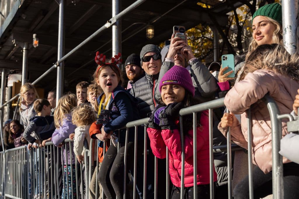 Cada año, la audiencia que más disfruta del desfile son los niños. En la imagen, un grupo de ellos al paso de sus personajes favoritos.