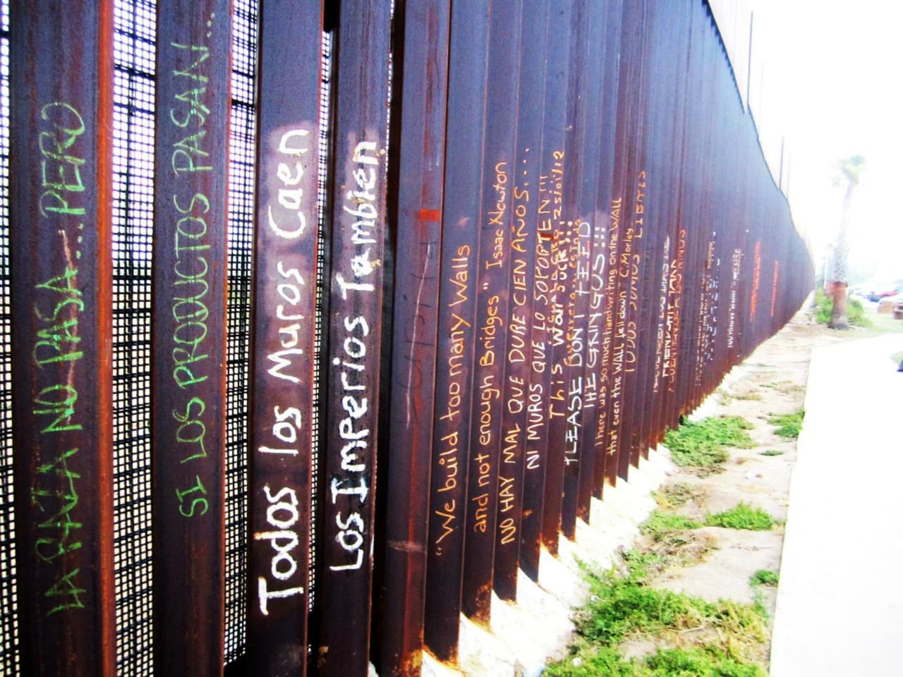 Frases en la valla fronteriza.