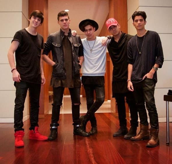 CNCO. Para los chicos también hay opciones, tan sólo hay que ver a los ídolos de CNCO. A ellos la moda urbana los vuelve locos.