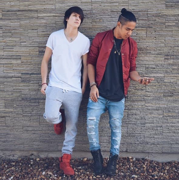 Christopher y Richard casi siempre usan estos atuendos casuales. Camisas con colores básicos, los inseparables jeans, tenis casuales y botas de agujeta.