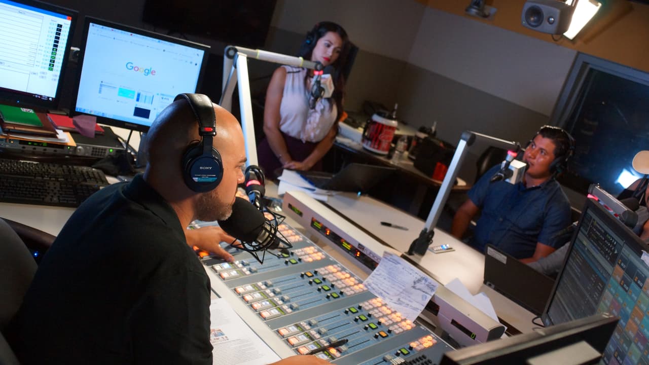 Así fue la visita de
<a href="http://www.univision.com/los-angeles/kmex/noticias/sucesos/si-no-moves-el-carro-te-lo-muevo-yo-la-amenaza-que-cumplio-el-peaton-que-tumbo-el-carrito-de-un-vendedor-de-elotes">Benjamín Ramírez</a>, #ElElotero más famoso del mundo en
<a href="https://www.facebook.com/buenomalafeo/?fref=ts"> 'El Bueno, La Mala y El Feo'.</a>