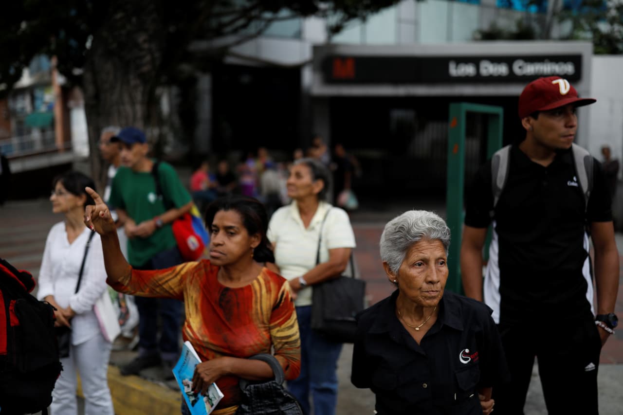 Gente saliendo de las estacions del metro de Caracas tras el apagón masivo, que se prolongó por más de siete horas en la ciudad capital. El gobierno ordenó la suspensión de las actividades laborales y educativas para el martes.